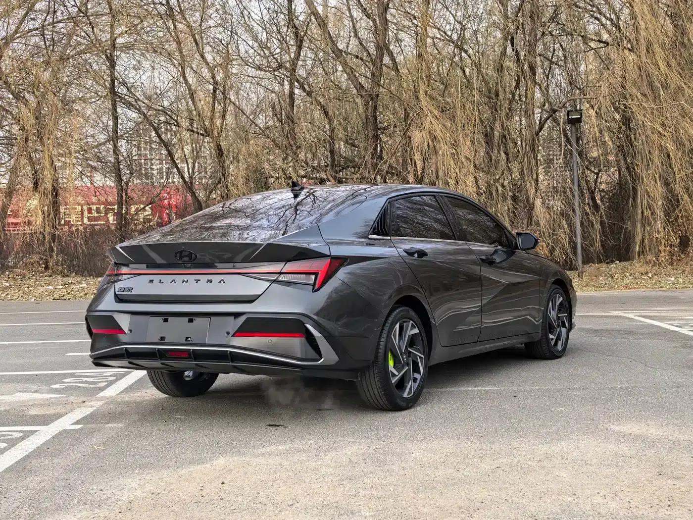 Hyundai Elantra 2023 1.5L CVT LUX Premium Edition — миниатюра 23