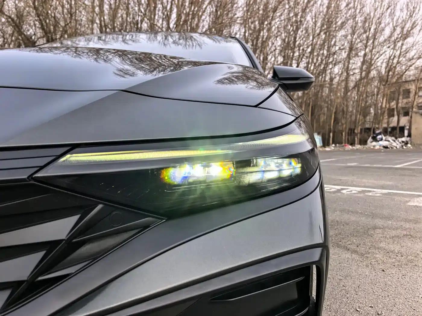 Hyundai Elantra 2023 1.5L CVT LUX Premium Edition — миниатюра 4