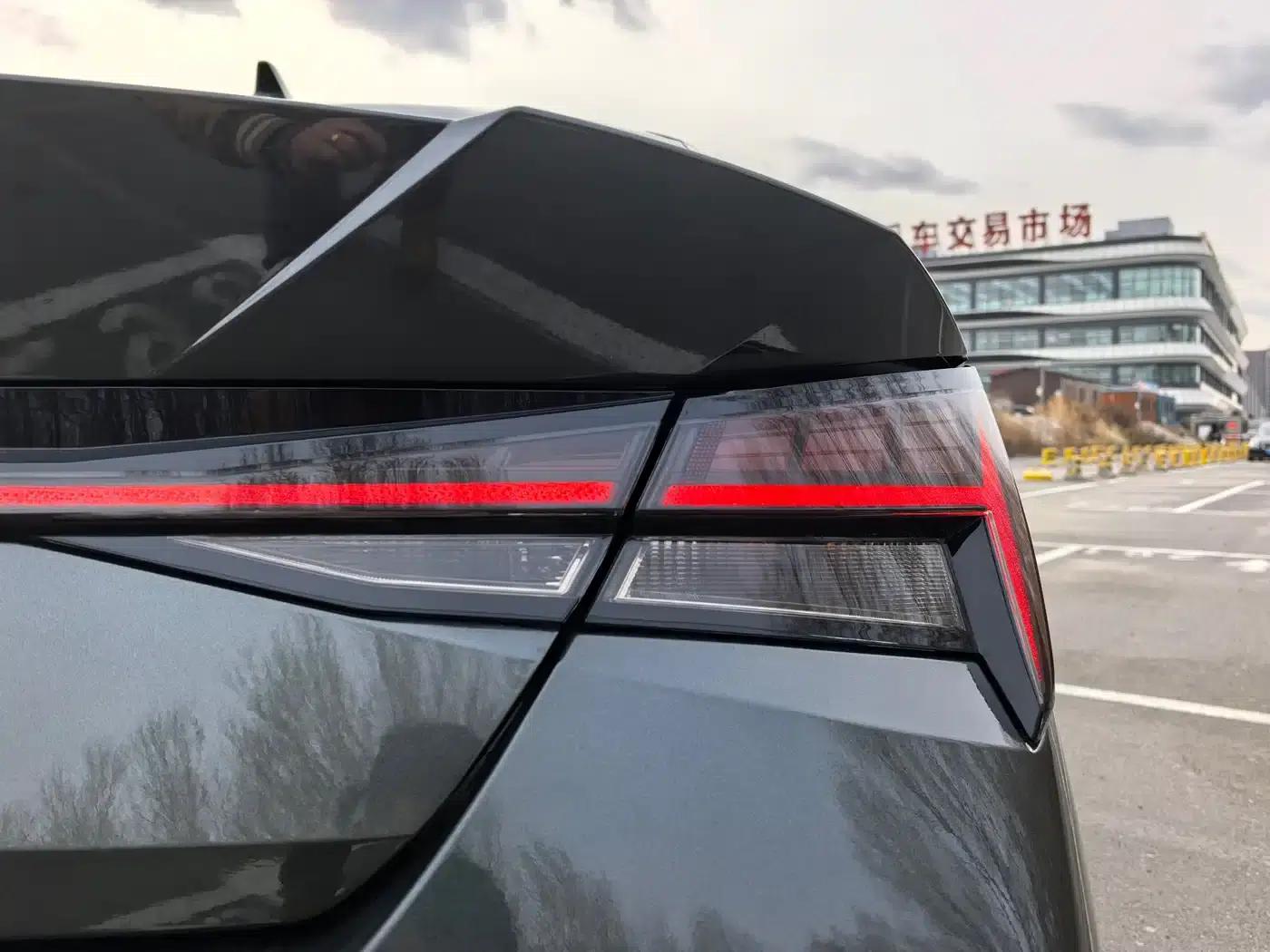 Hyundai Elantra 2023 1.5L CVT LUX Premium Edition — миниатюра 5