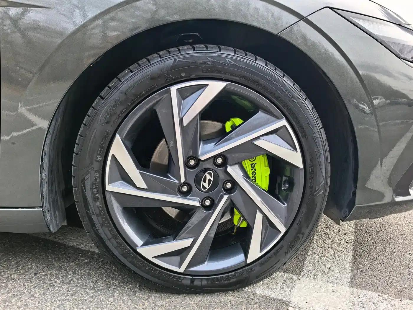 Hyundai Elantra 2023 1.5L CVT LUX Premium Edition — миниатюра 6