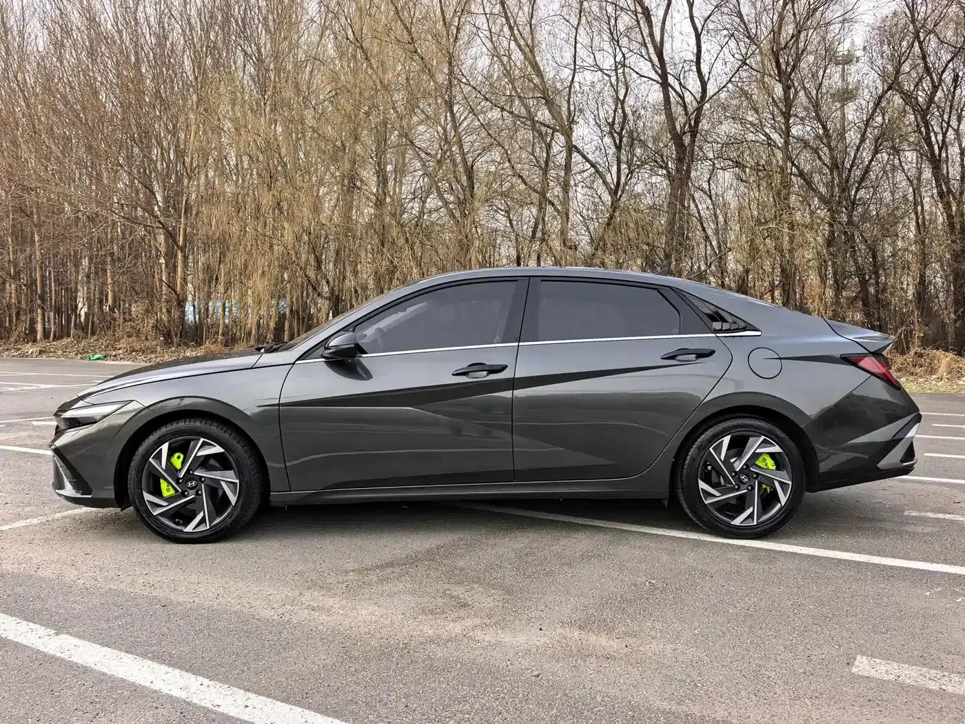 Hyundai Elantra 2023 1.5L CVT LUX Premium Edition — миниатюра 7