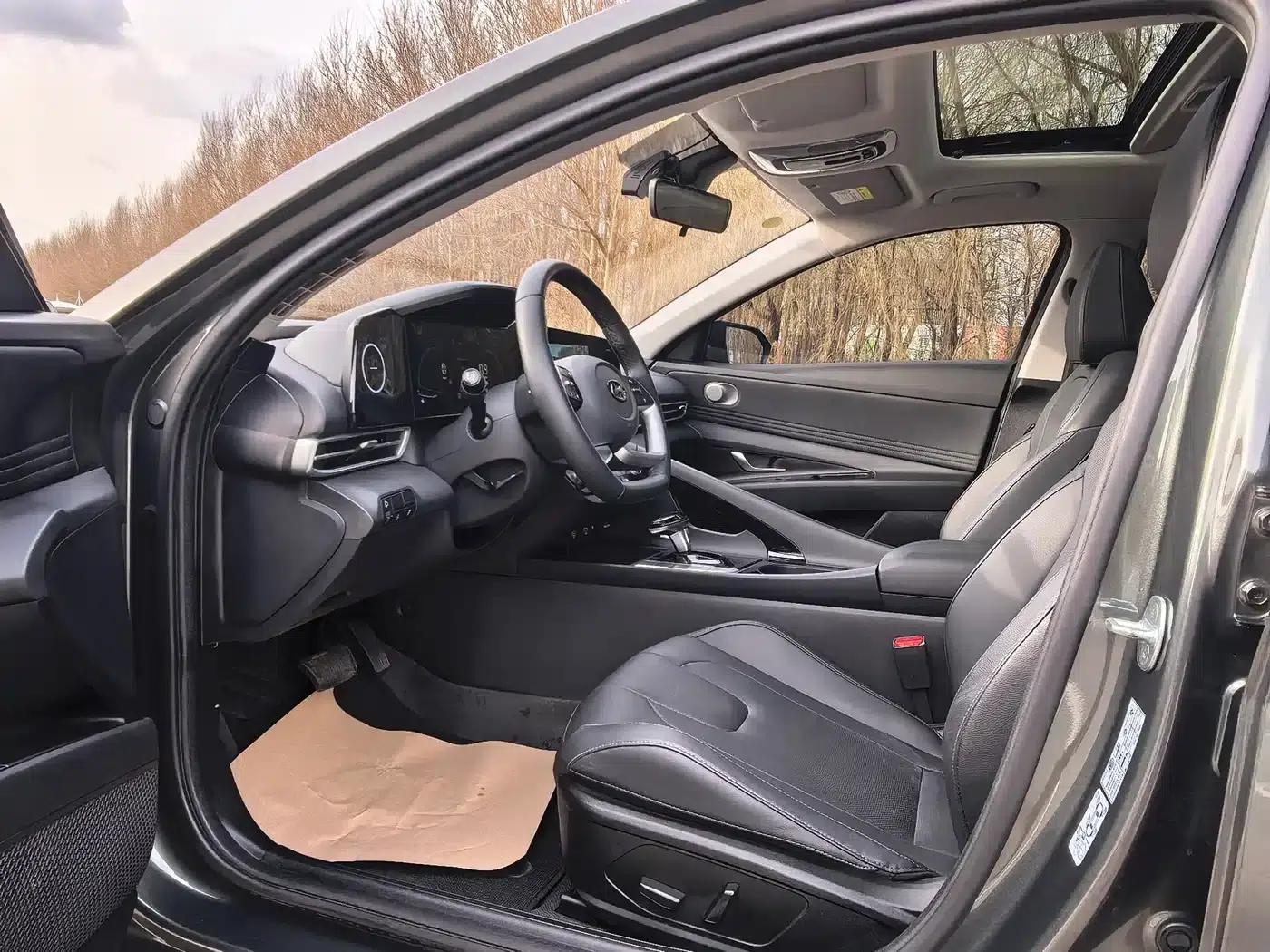Hyundai Elantra 2023 1.5L CVT LUX Premium Edition — миниатюра 8