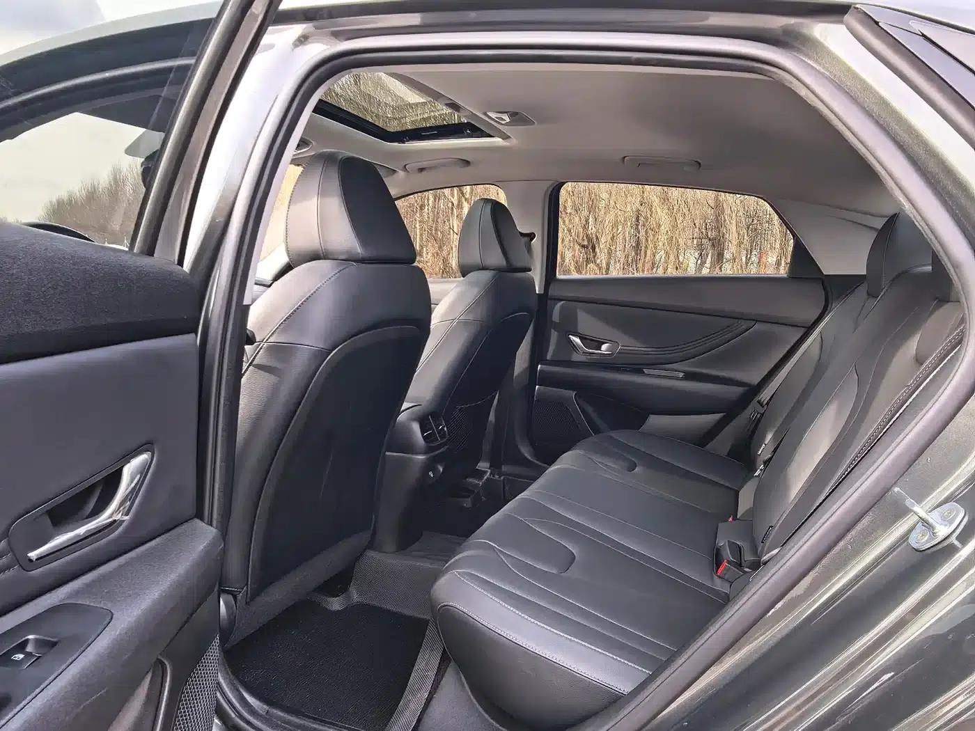 Hyundai Elantra 2023 1.5L CVT LUX Premium Edition — миниатюра 9