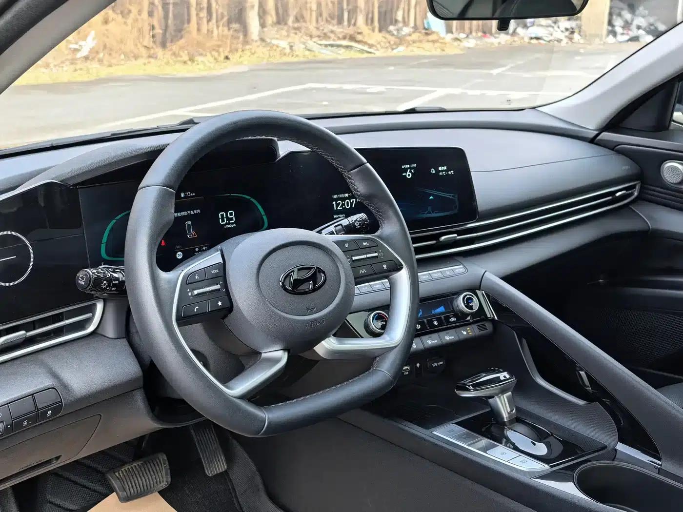 Hyundai Elantra 2023 1.5L CVT LUX Premium Edition — миниатюра 10