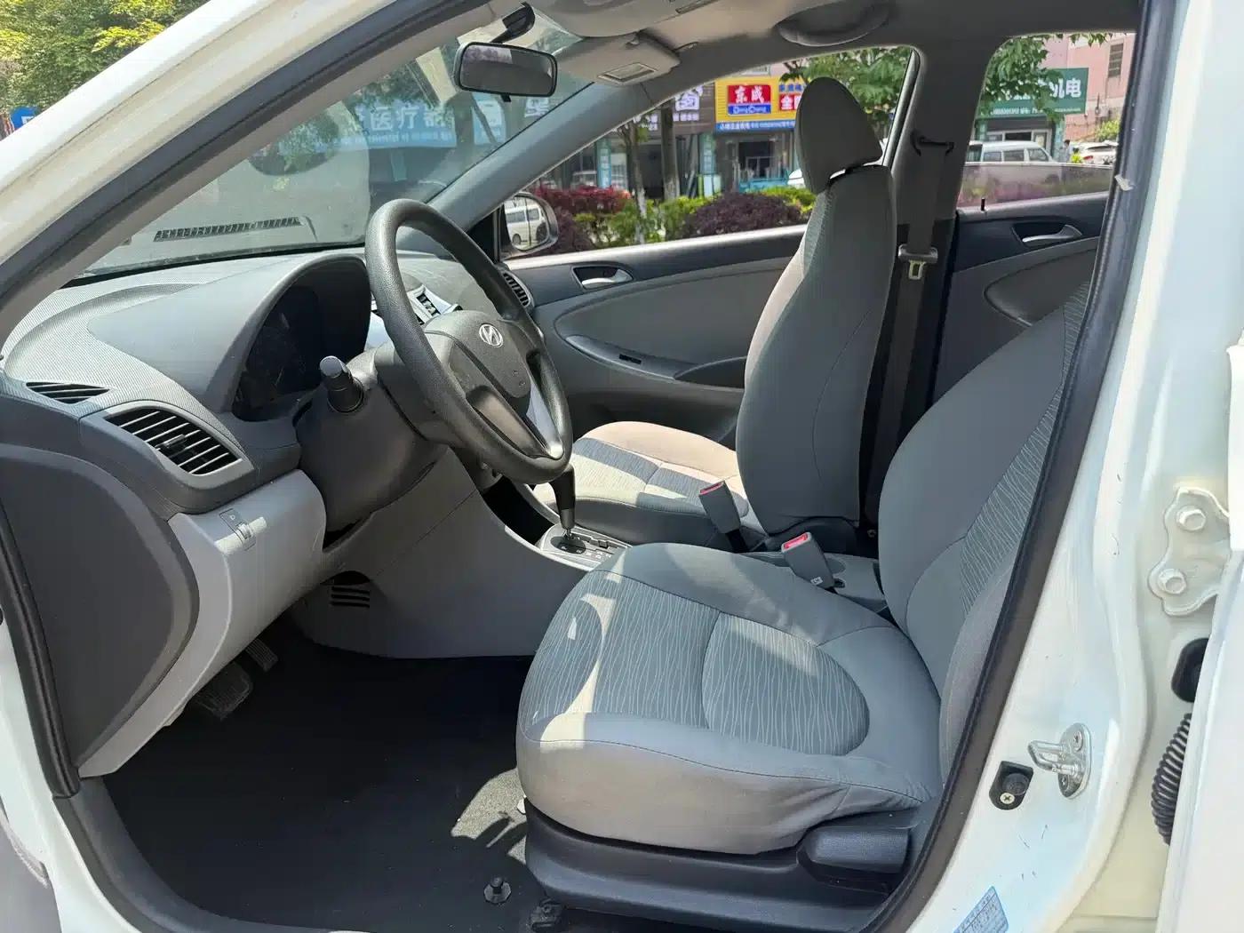 2014 Hyundai Reina 1.4L Automatic Intelligent GLS — миниатюра 5