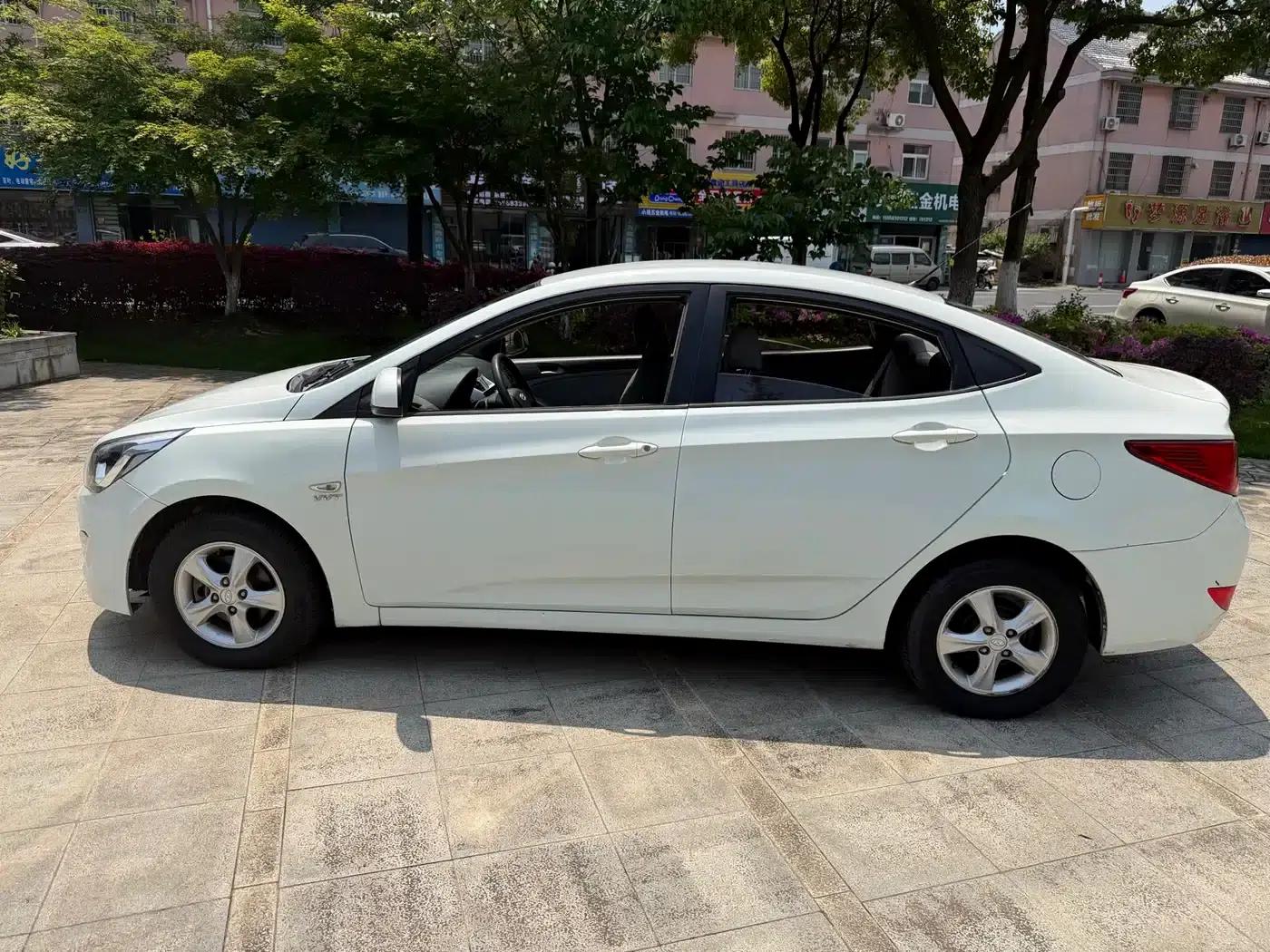 2014 Hyundai Reina 1.4L Automatic Intelligent GLS — миниатюра 8