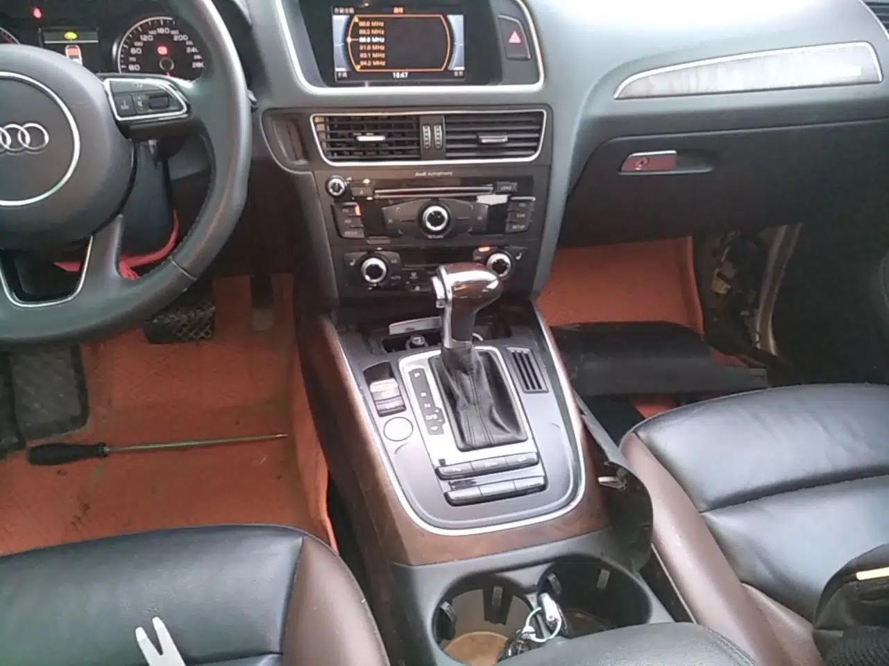 Audi Q5 2018 Collector's Edition 40 TFSI Technology Model — миниатюра 17