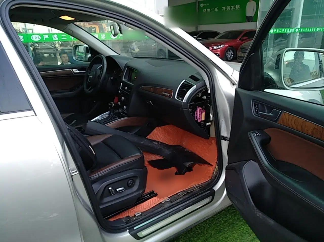 Audi Q5 2018 Collector's Edition 40 TFSI Technology Model — миниатюра 23