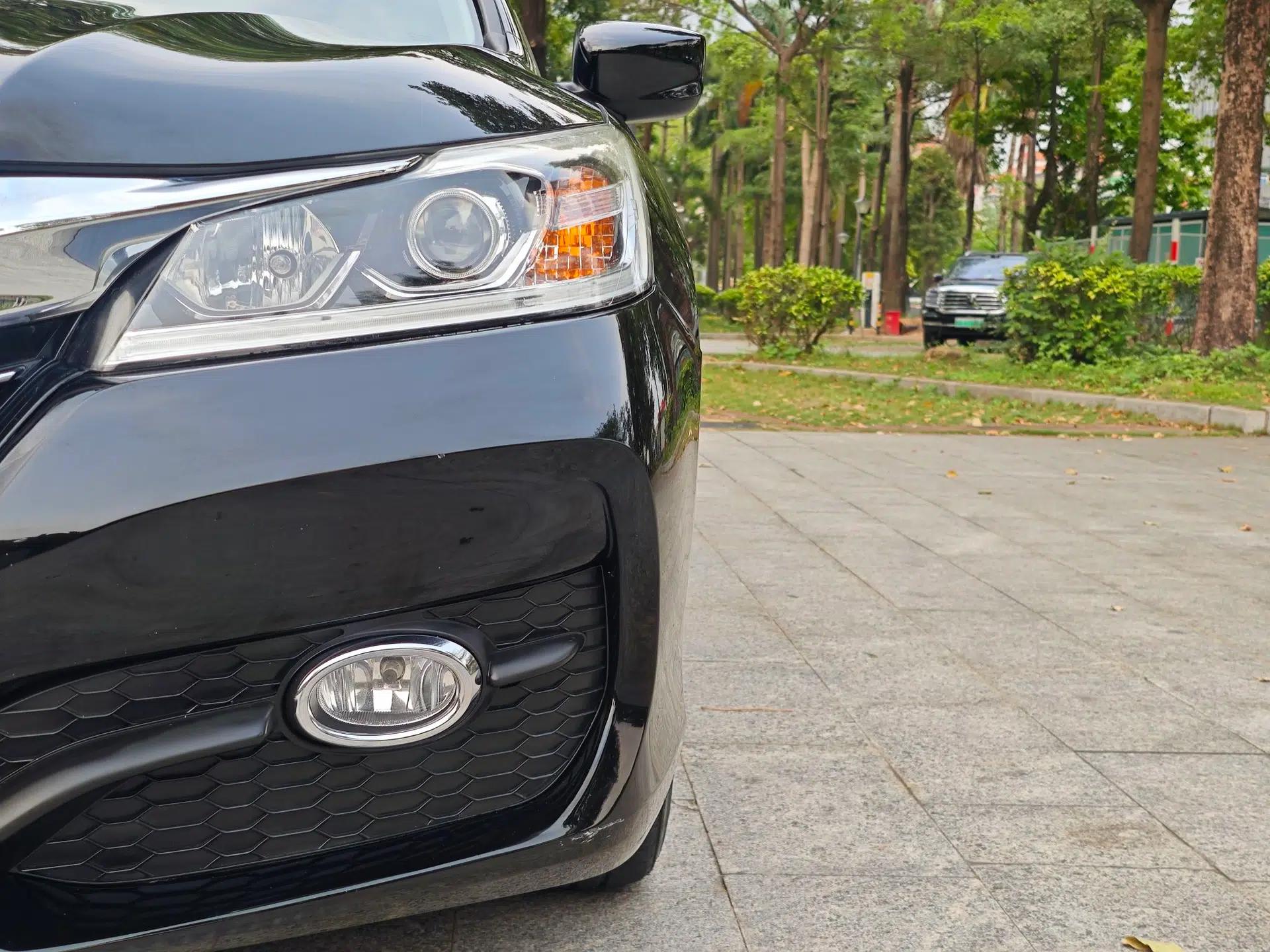 Honda Accord 2016 2.0L Elite Edition — миниатюра 2