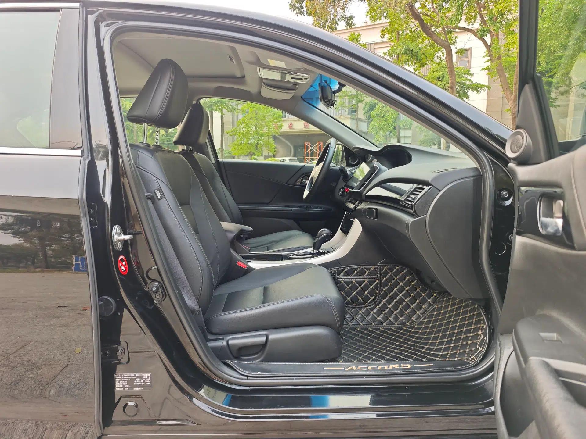 Honda Accord 2016 2.0L Elite Edition — миниатюра 23