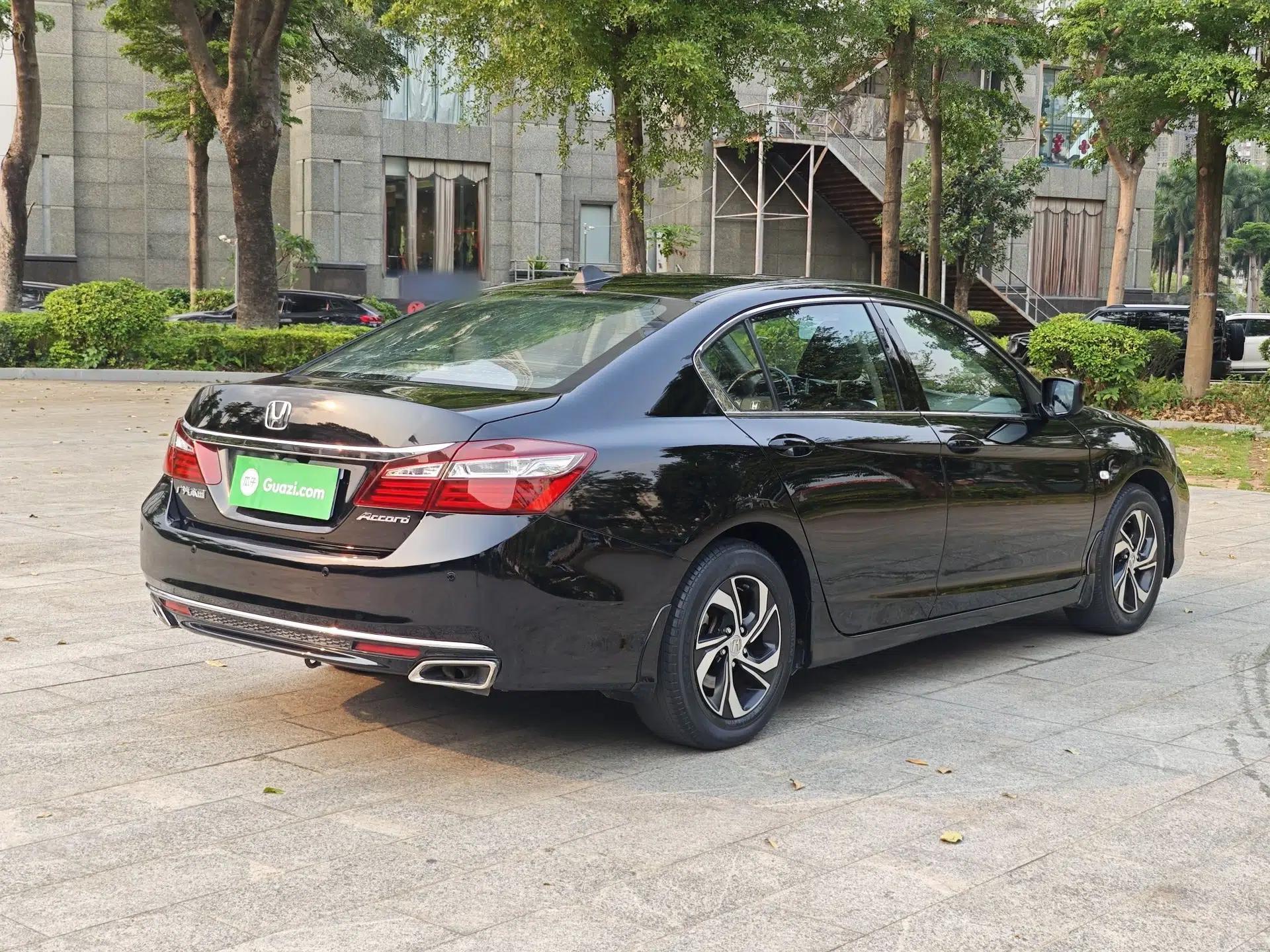 Honda Accord 2016 2.0L Elite Edition — миниатюра 5