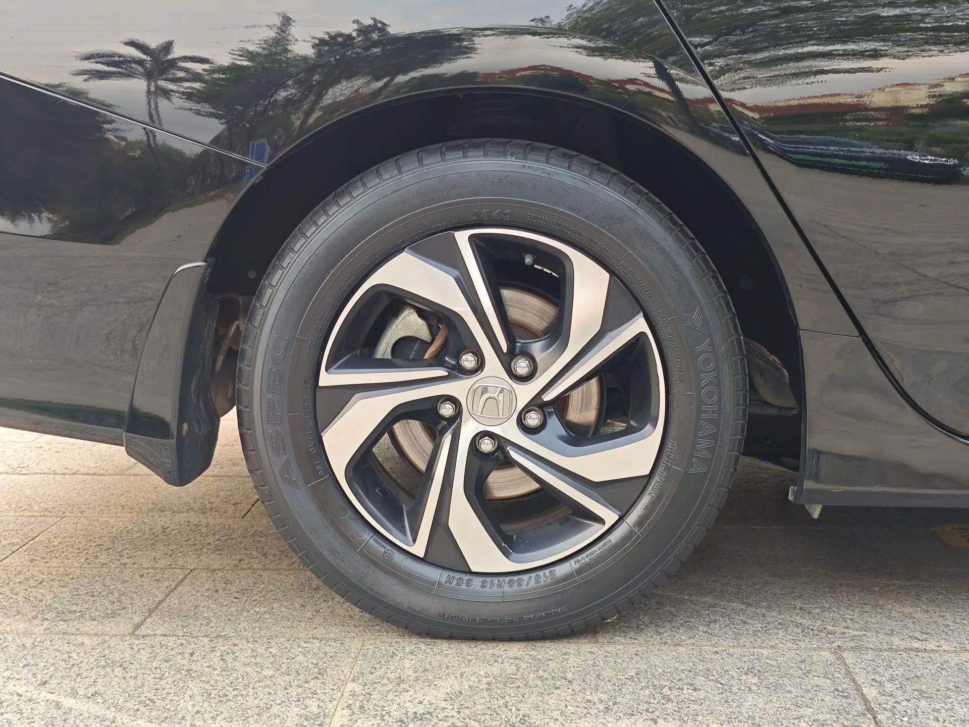 Honda Accord 2016 2.0L Elite Edition — миниатюра 9
