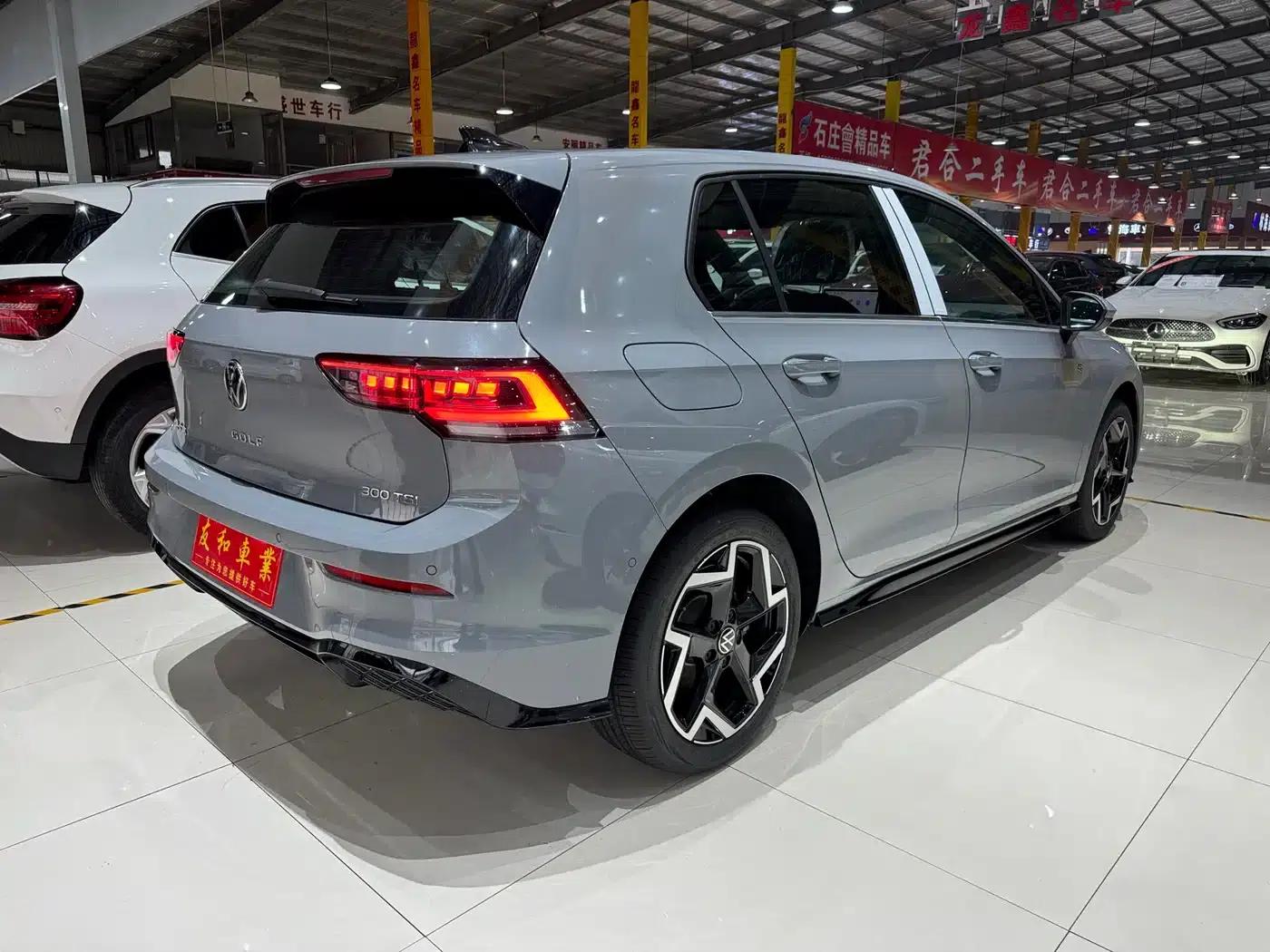 2025 Golf 300TSI R-Line — миниатюра 12