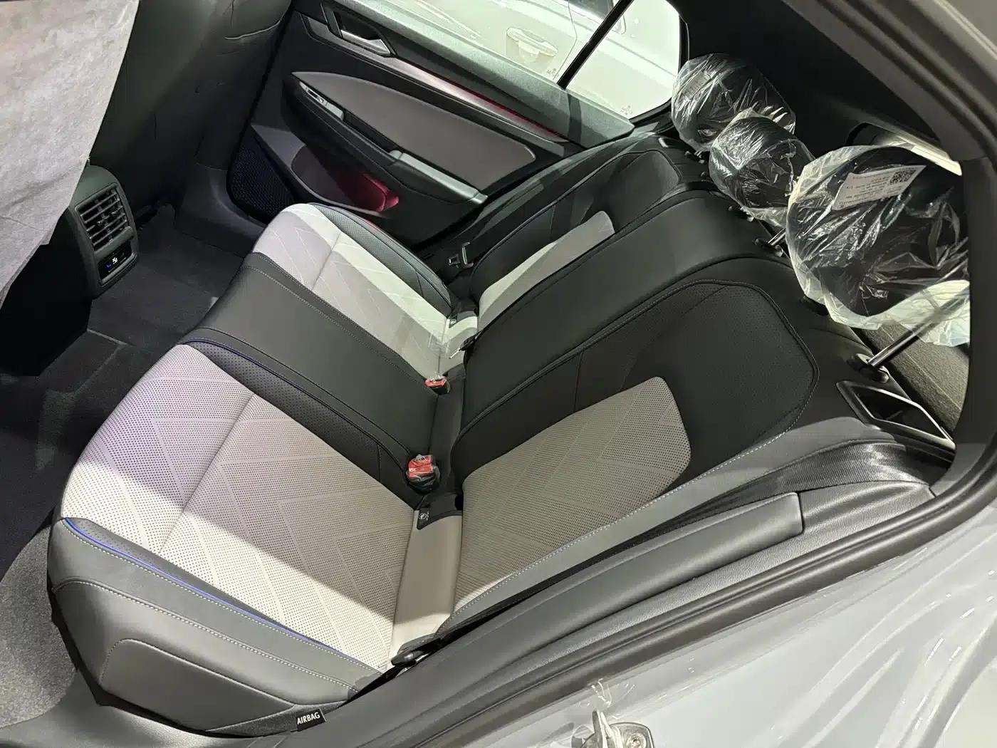 2025 Golf 300TSI R-Line — миниатюра 14