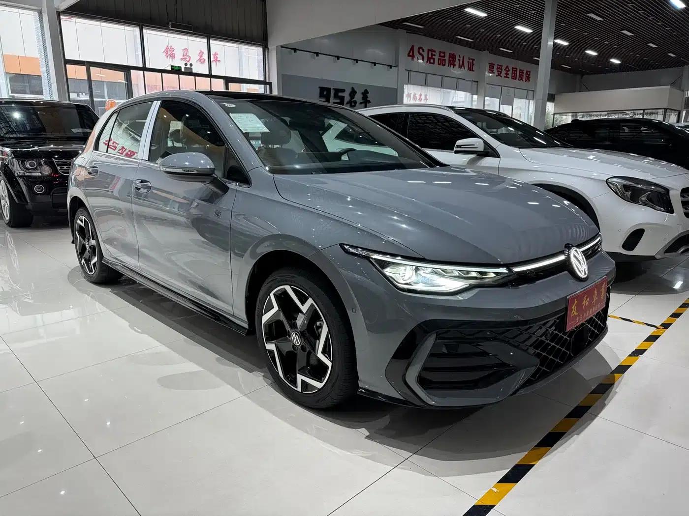 2025 Golf 300TSI R-Line — миниатюра 3