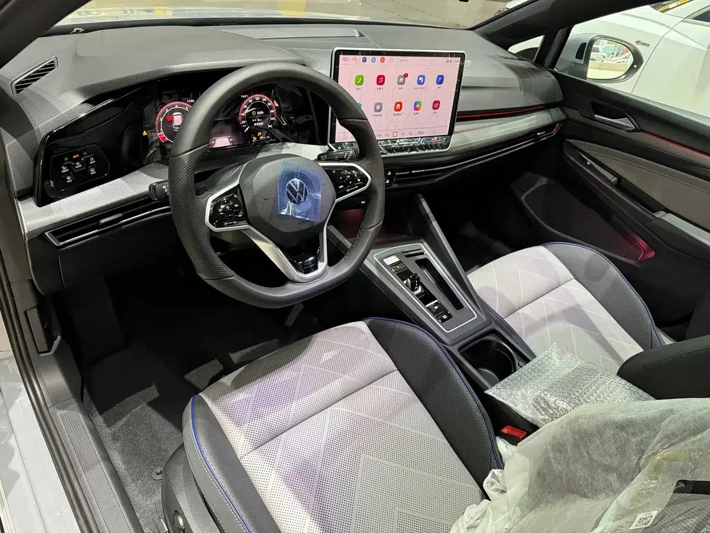 2025 Golf 300TSI R-Line — миниатюра 4