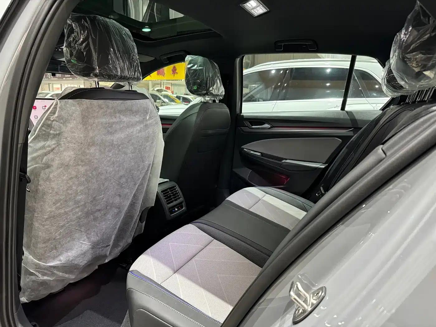 2025 Golf 300TSI R-Line — миниатюра 5