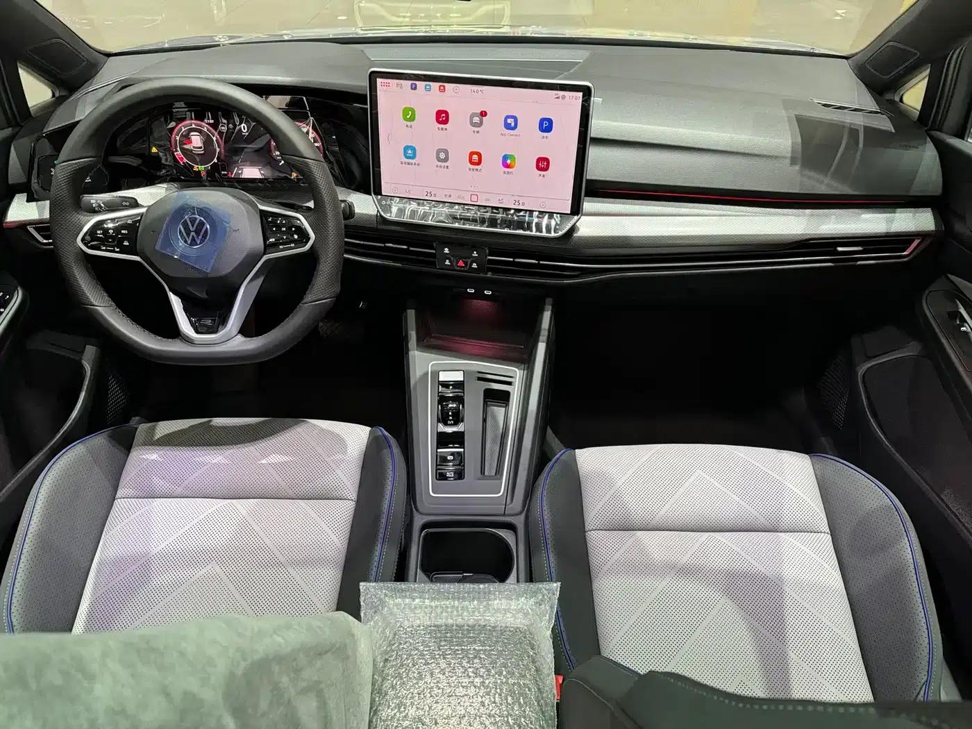 2025 Golf 300TSI R-Line — миниатюра 6