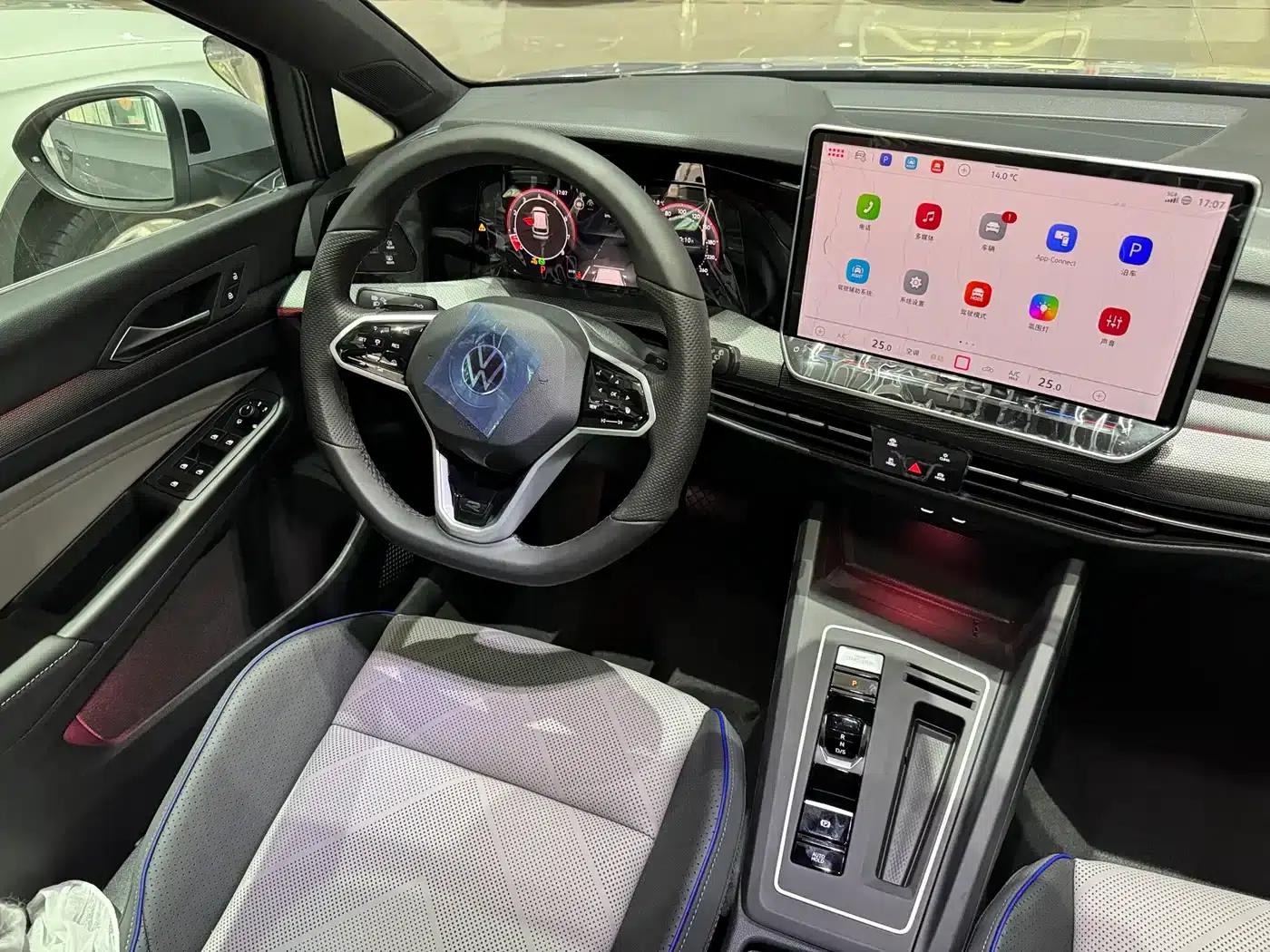 2025 Golf 300TSI R-Line — миниатюра 7