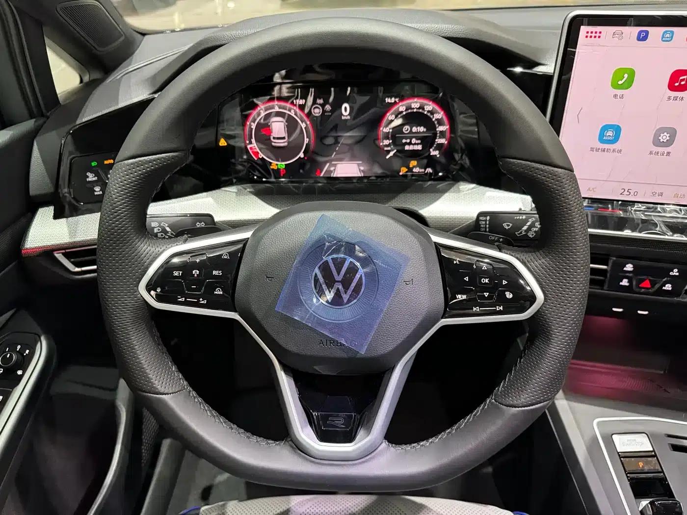 2025 Golf 300TSI R-Line — миниатюра 8