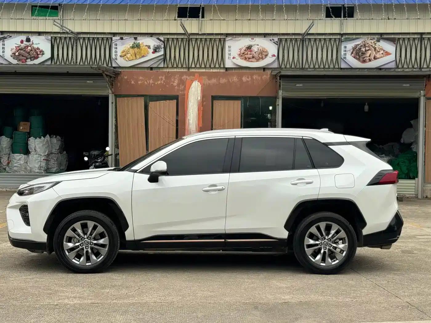2024 Toyota RAV4 2.0L CVT 2WD Urban Edition — миниатюра 3