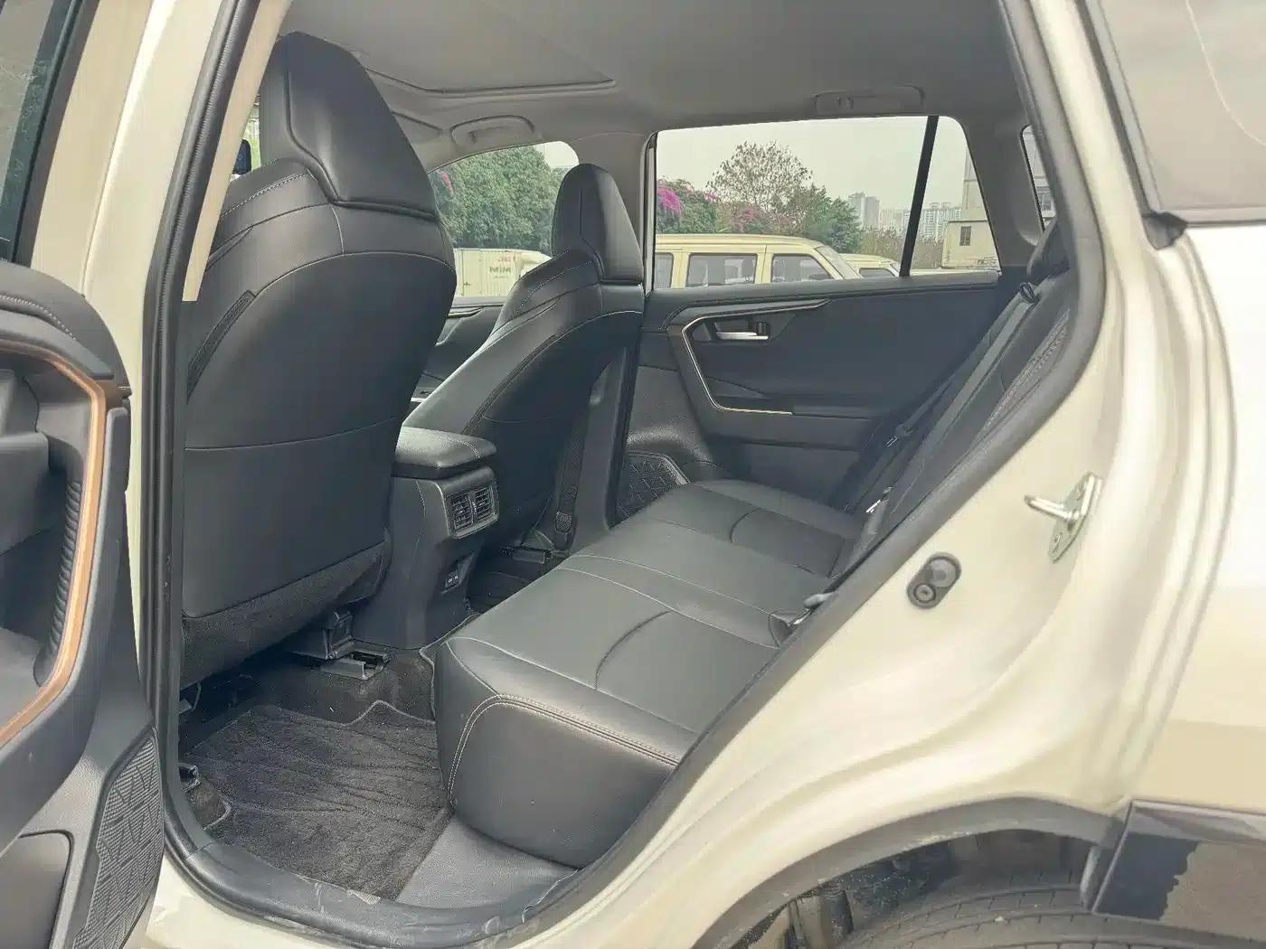 2024 Toyota RAV4 2.0L CVT 2WD Urban Edition — миниатюра 8