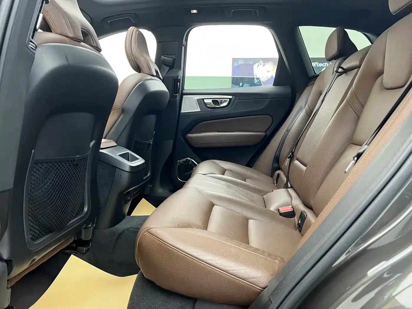 2022 Volvo XC60 B5 AWD Inscription Luxury Edition — миниатюра 3