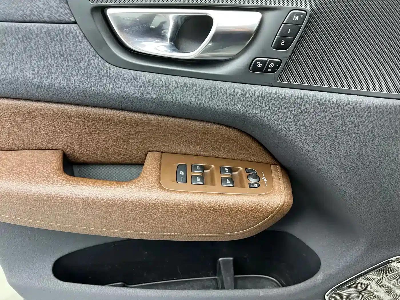 2022 Volvo XC60 B5 AWD Inscription Luxury Edition — миниатюра 4