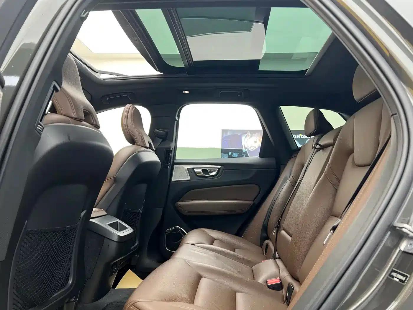 2022 Volvo XC60 B5 AWD Inscription Luxury Edition — миниатюра 6