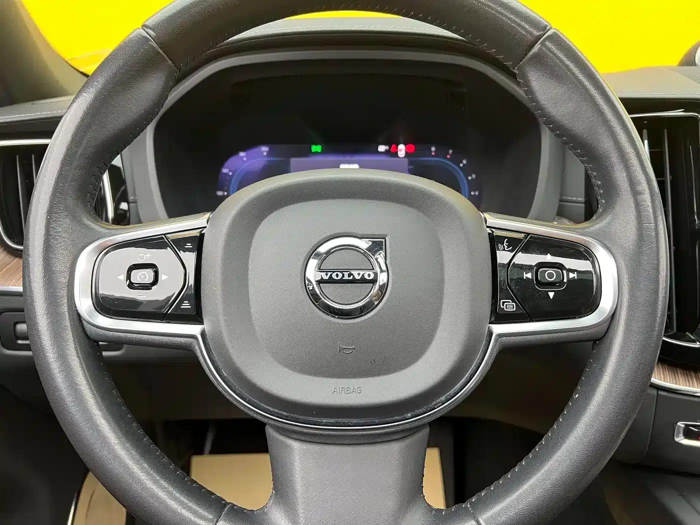 2022 Volvo XC60 B5 AWD Inscription Luxury Edition — миниатюра 10