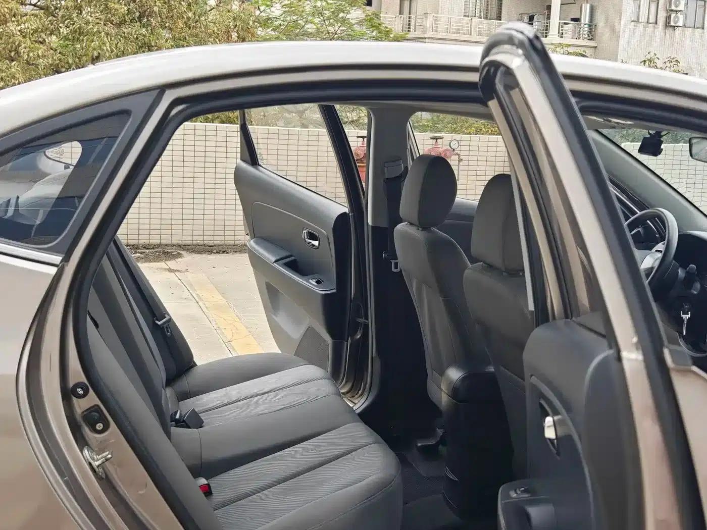 Hyundai Elantra 2015 1.6L Manual Comfort Edition — миниатюра 11