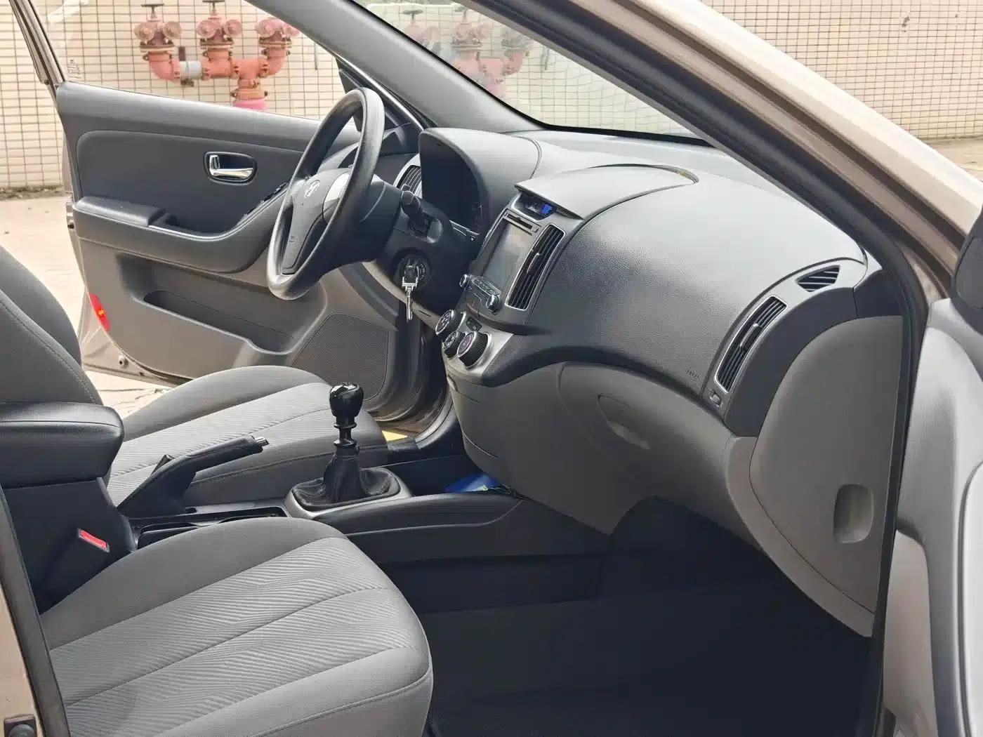 Hyundai Elantra 2015 1.6L Manual Comfort Edition — миниатюра 12