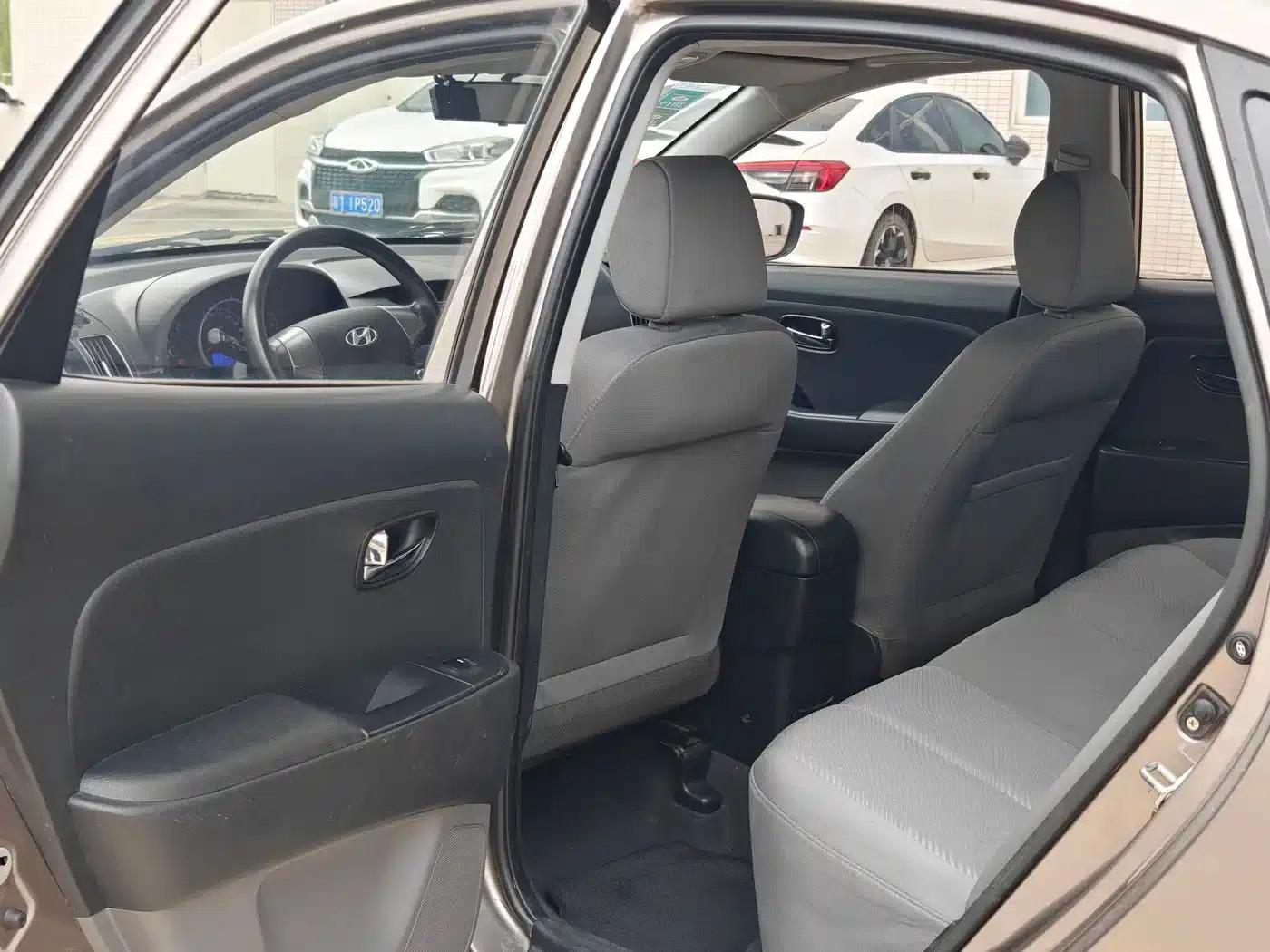 Hyundai Elantra 2015 1.6L Manual Comfort Edition — миниатюра 13
