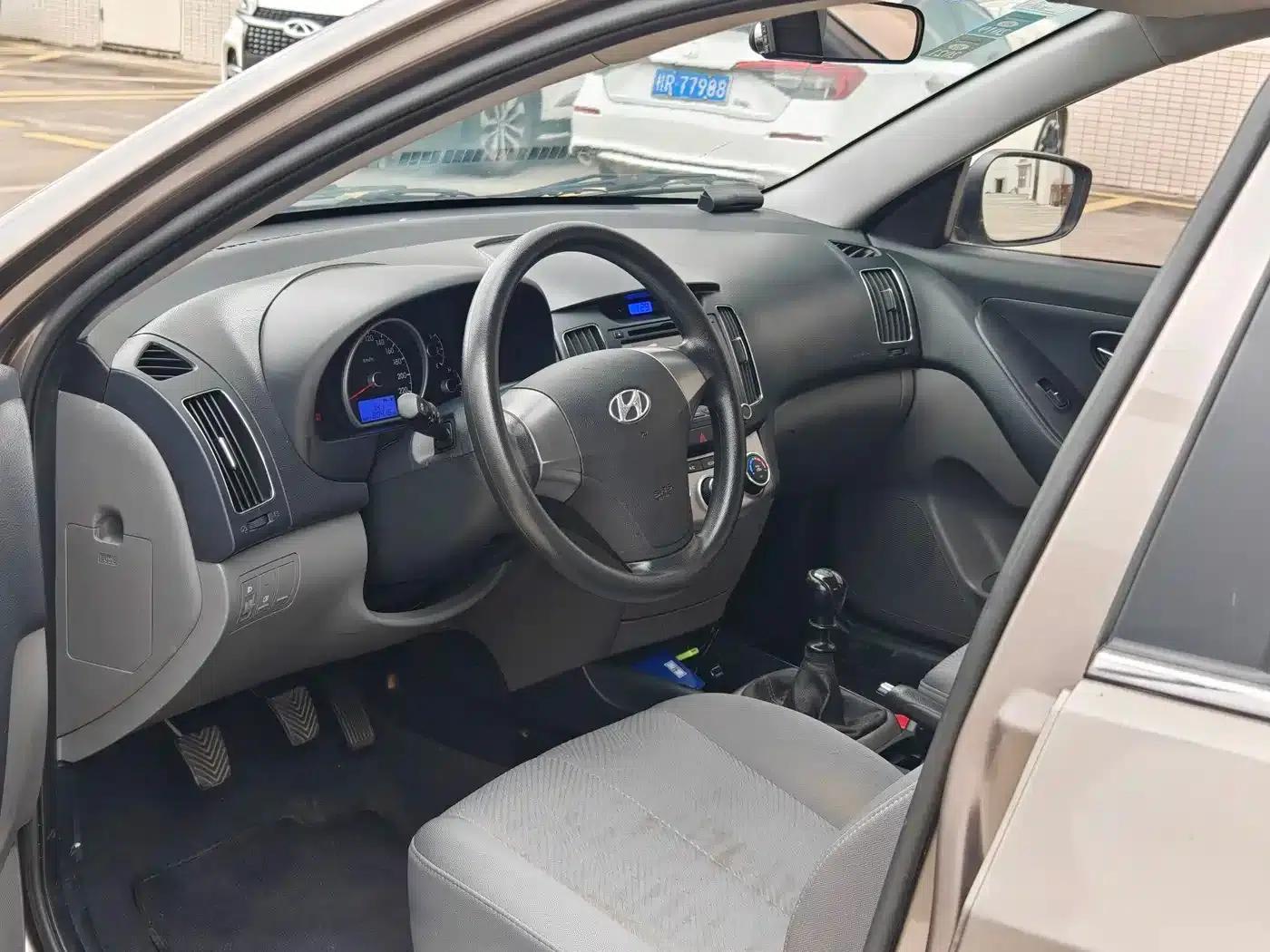Hyundai Elantra 2015 1.6L Manual Comfort Edition — миниатюра 14