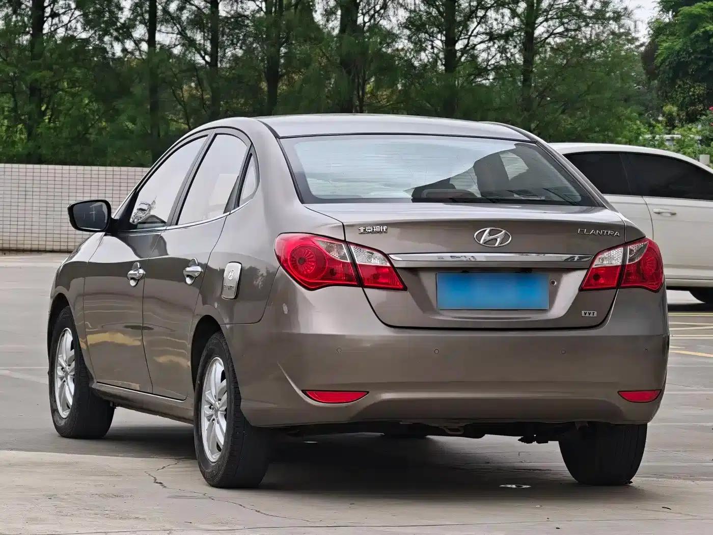 Hyundai Elantra 2015 1.6L Manual Comfort Edition — миниатюра 5