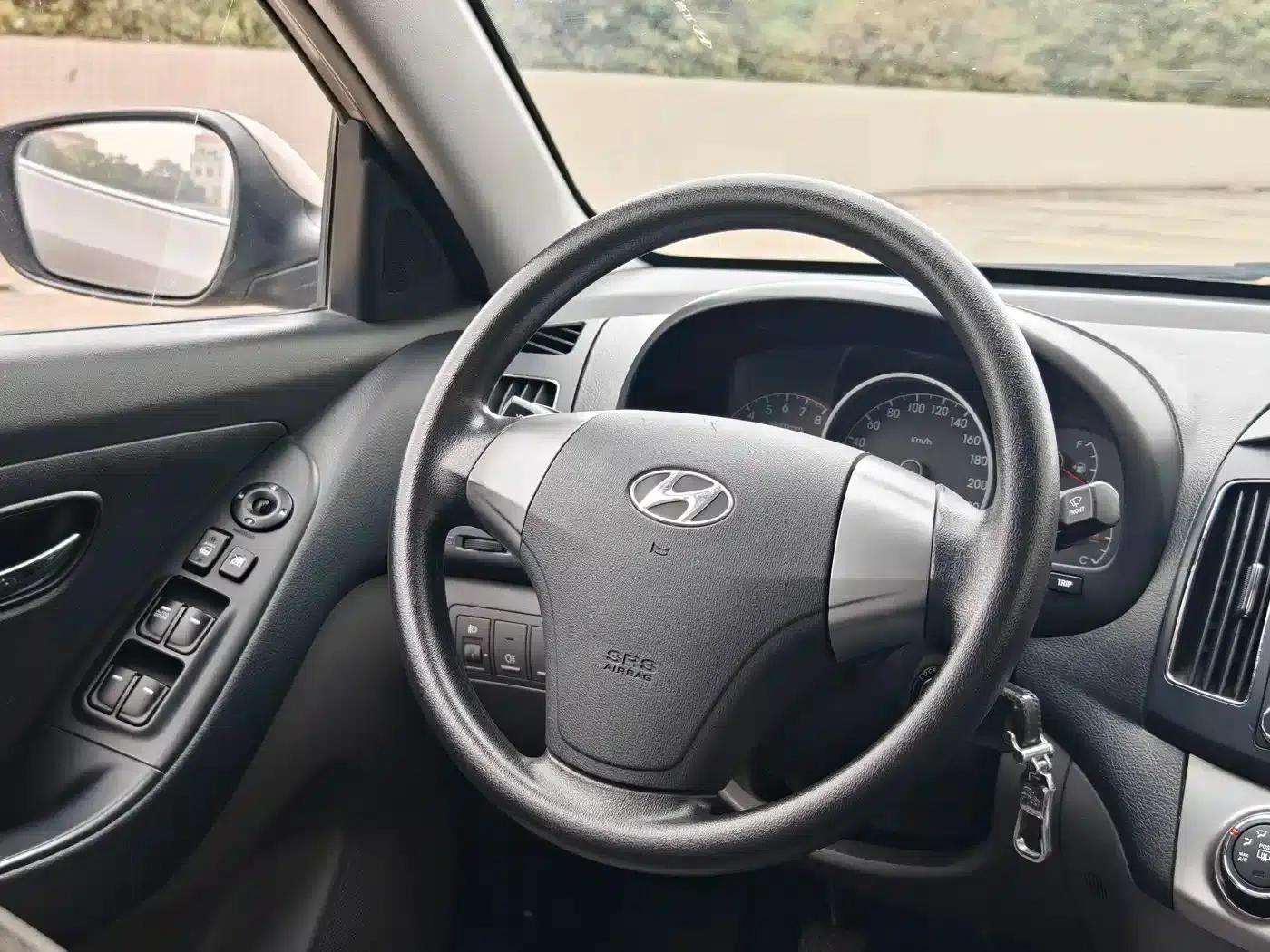 Hyundai Elantra 2015 1.6L Manual Comfort Edition — миниатюра 8