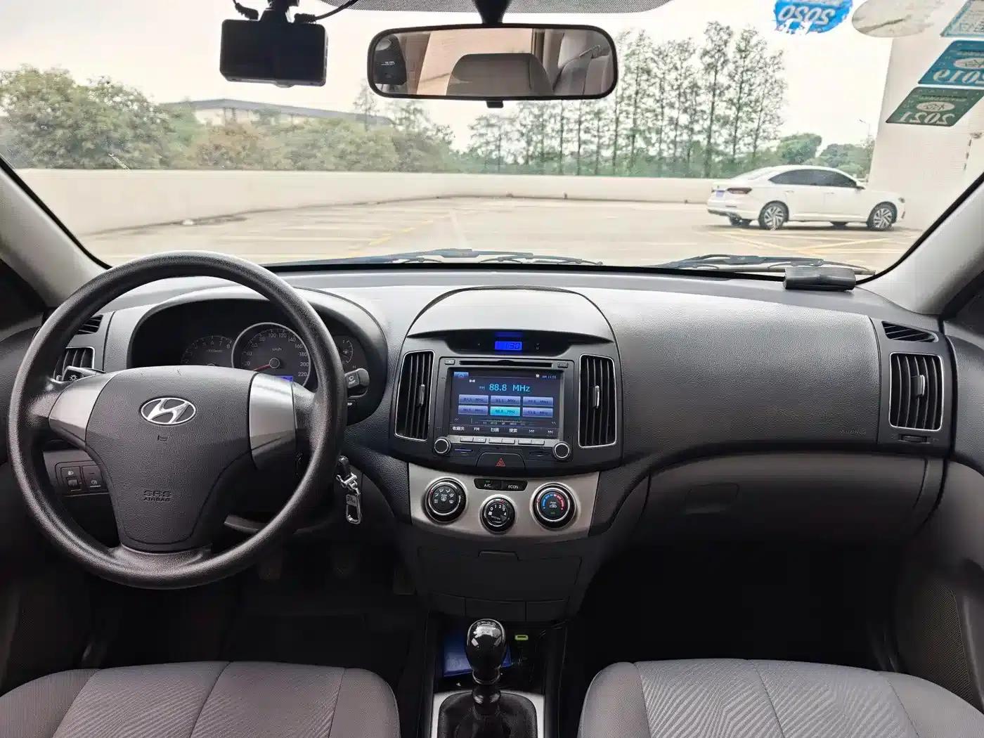 Hyundai Elantra 2015 1.6L Manual Comfort Edition — миниатюра 9