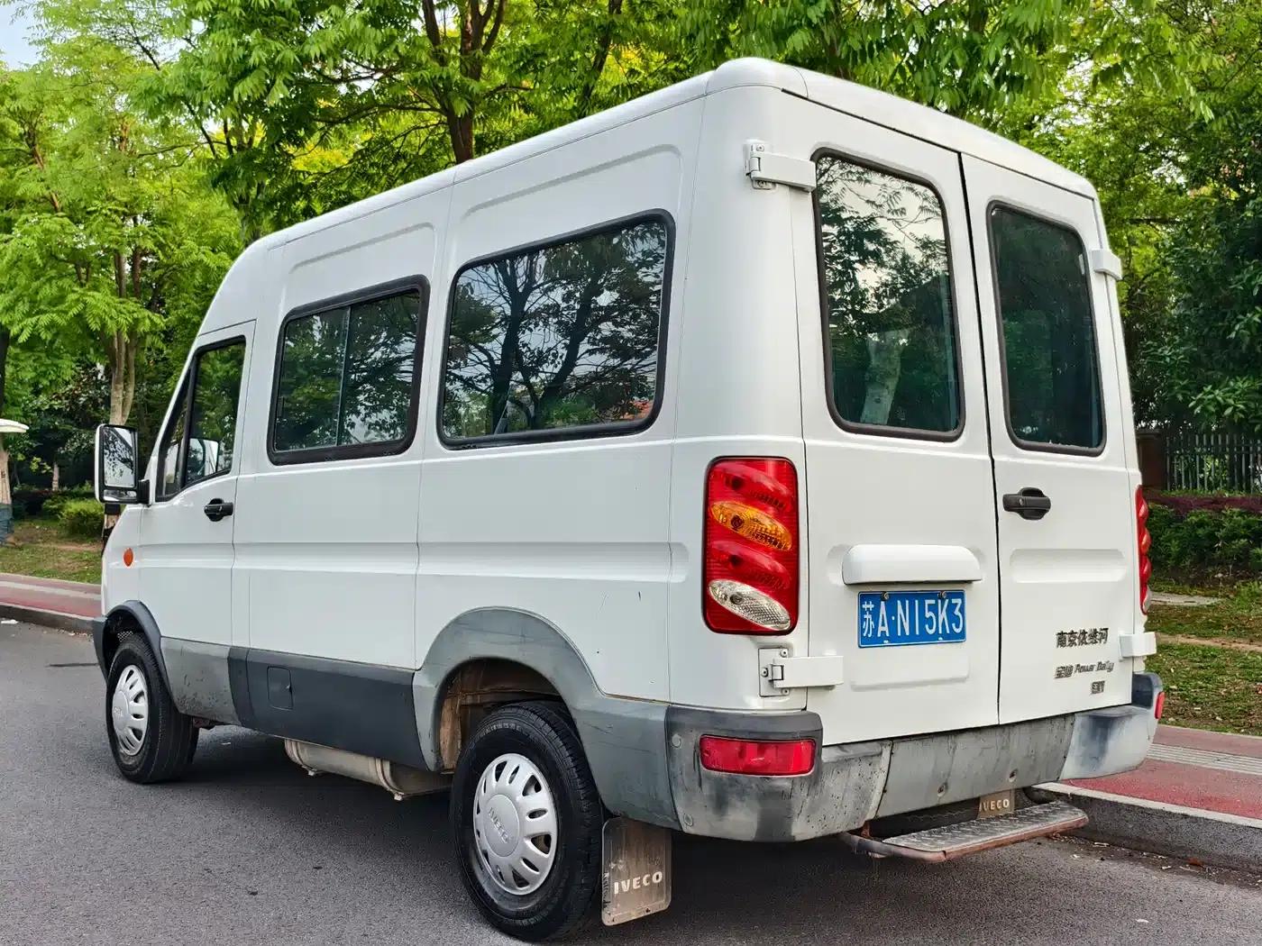 Iveco Baodi 2013 3.0T-A42 Passenger High-Roof F1C — миниатюра 3