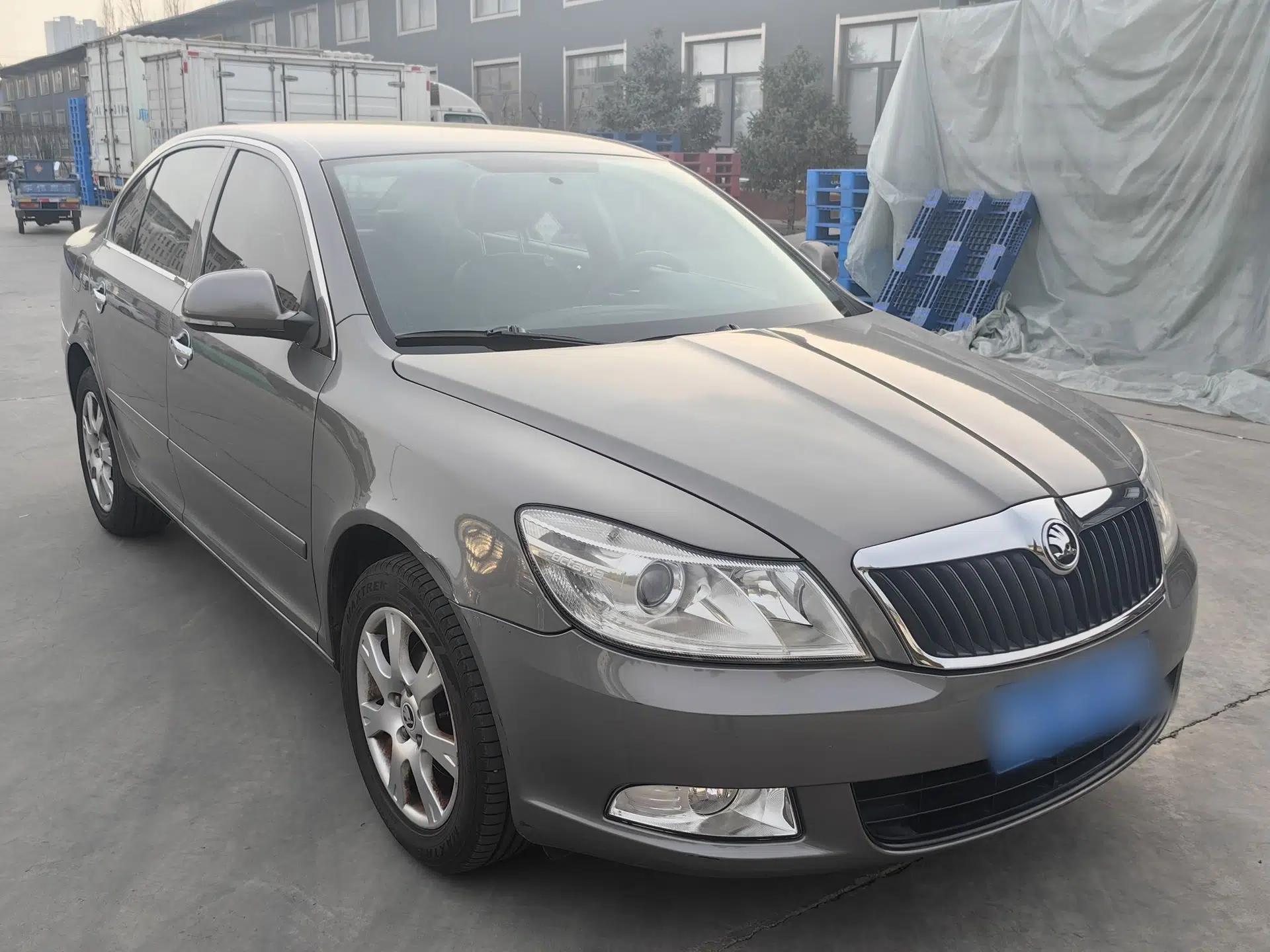 Skoda Octavia 2015 Classic Model 1.6L Automatic Elegance Edition — миниатюра 3