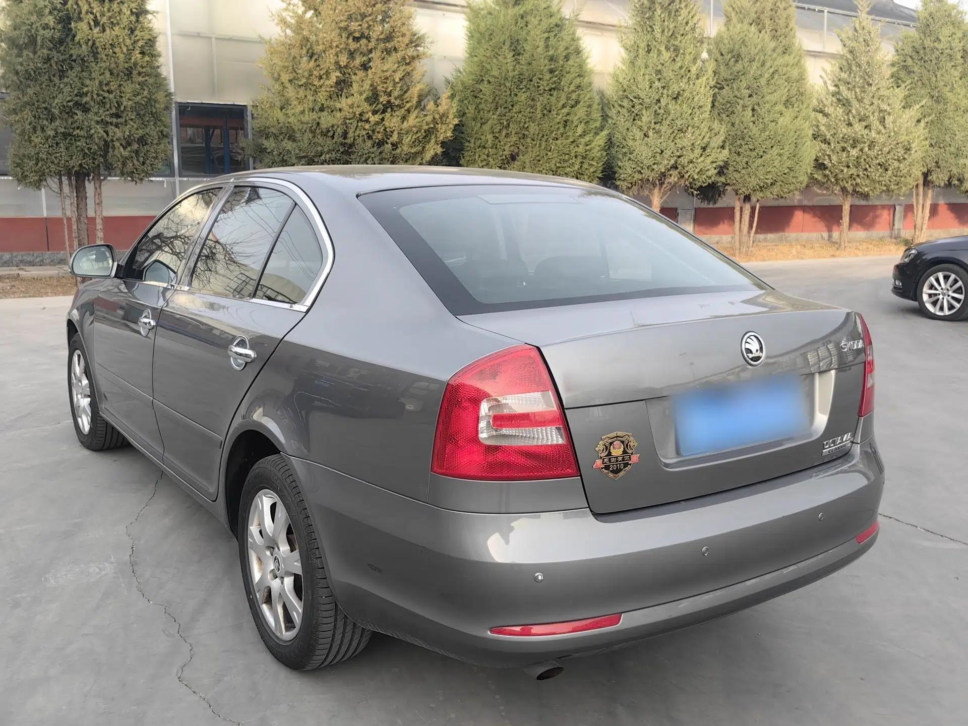 Skoda Octavia 2015 Classic Model 1.6L Automatic Elegance Edition — миниатюра 4