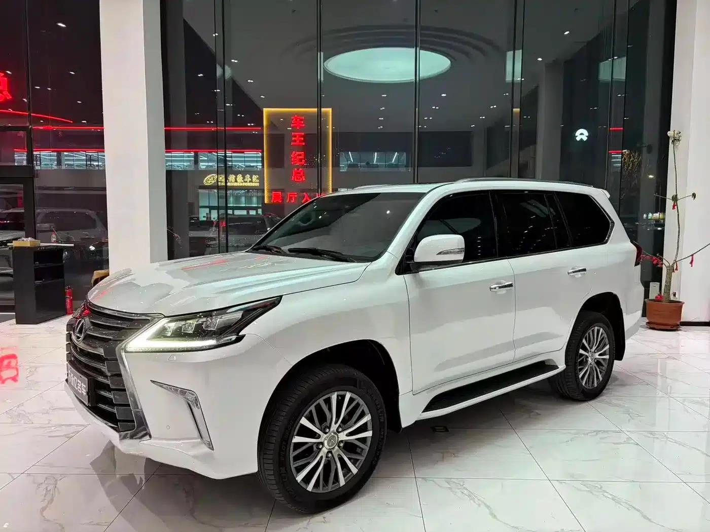 2017 Lexus LX 570 Dynamic Luxury Edition — миниатюра 1