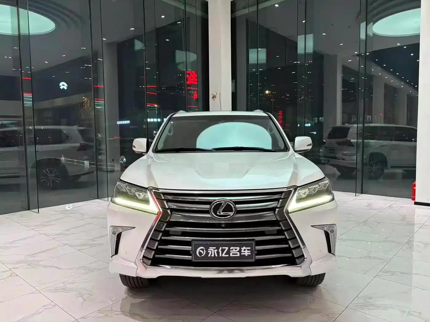 2017 Lexus LX 570 Dynamic Luxury Edition — миниатюра 2