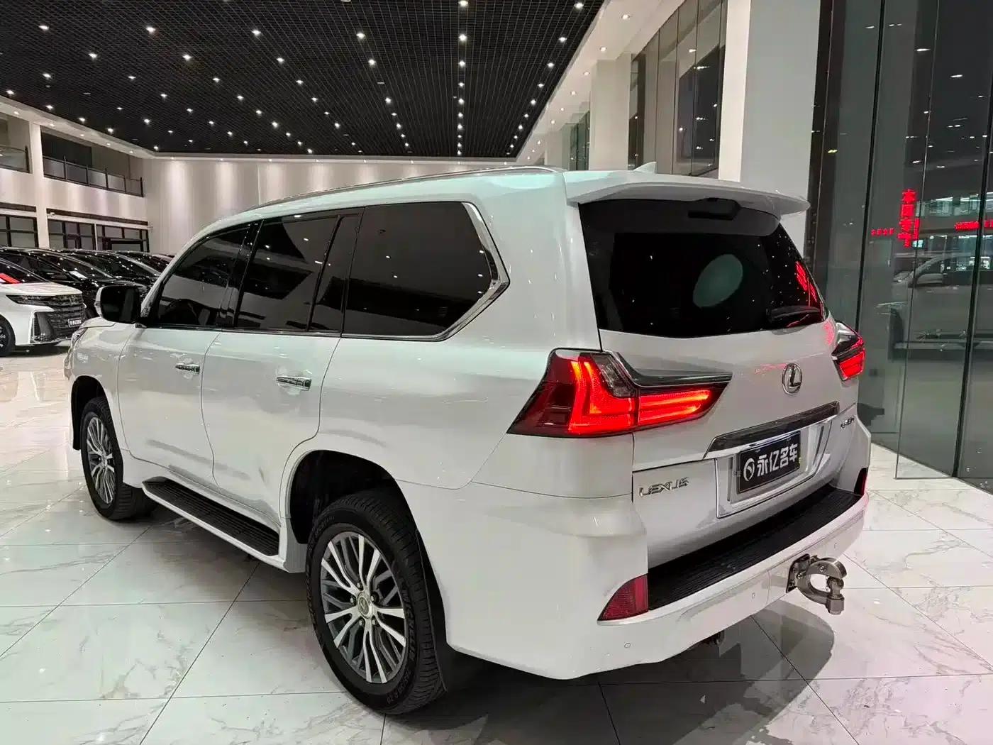 2017 Lexus LX 570 Dynamic Luxury Edition — миниатюра 14