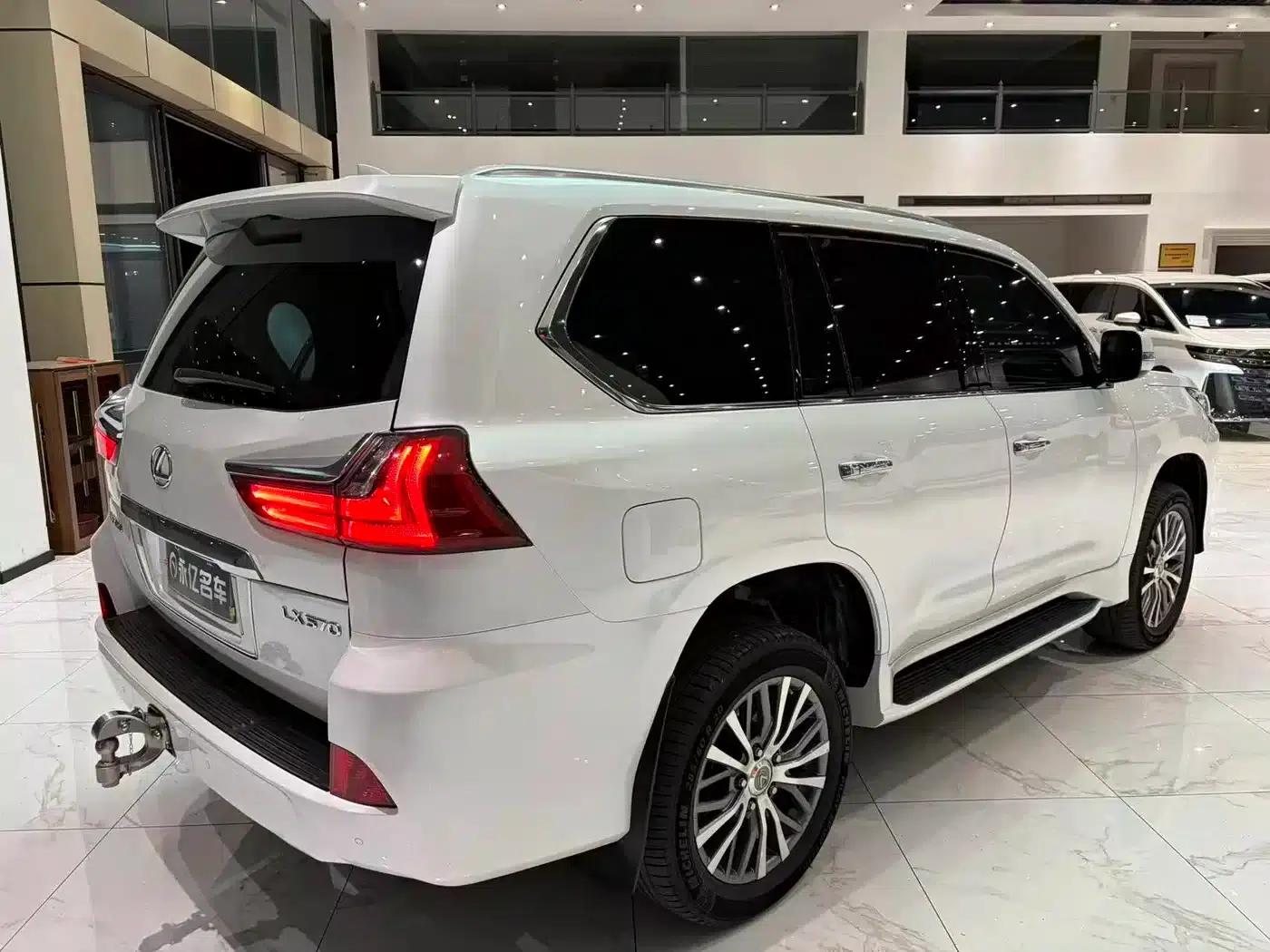 2017 Lexus LX 570 Dynamic Luxury Edition — миниатюра 16