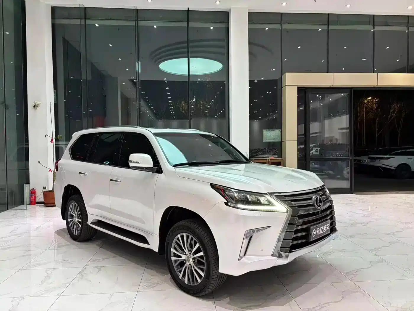2017 Lexus LX 570 Dynamic Luxury Edition — миниатюра 3