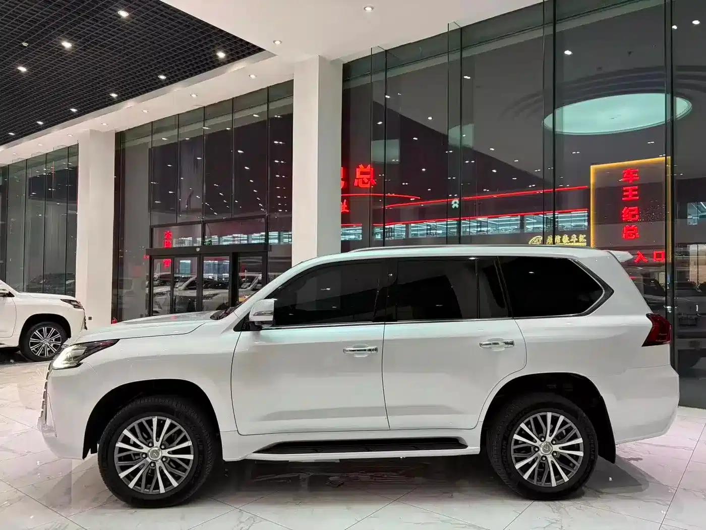 2017 Lexus LX 570 Dynamic Luxury Edition — миниатюра 4
