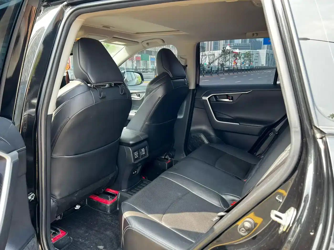 2020 Toyota RAV4 2.0L CVT 2WD Premium Edition — миниатюра 6