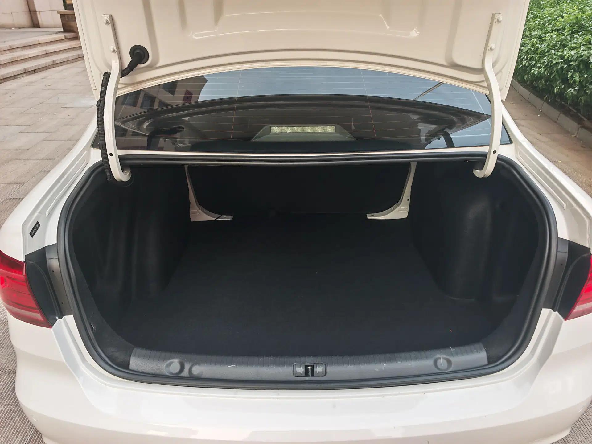 Volkswagen Lavida 2019 Lavida Start 1.5L Automatic Trendy Version China VI Standard — миниатюра 17