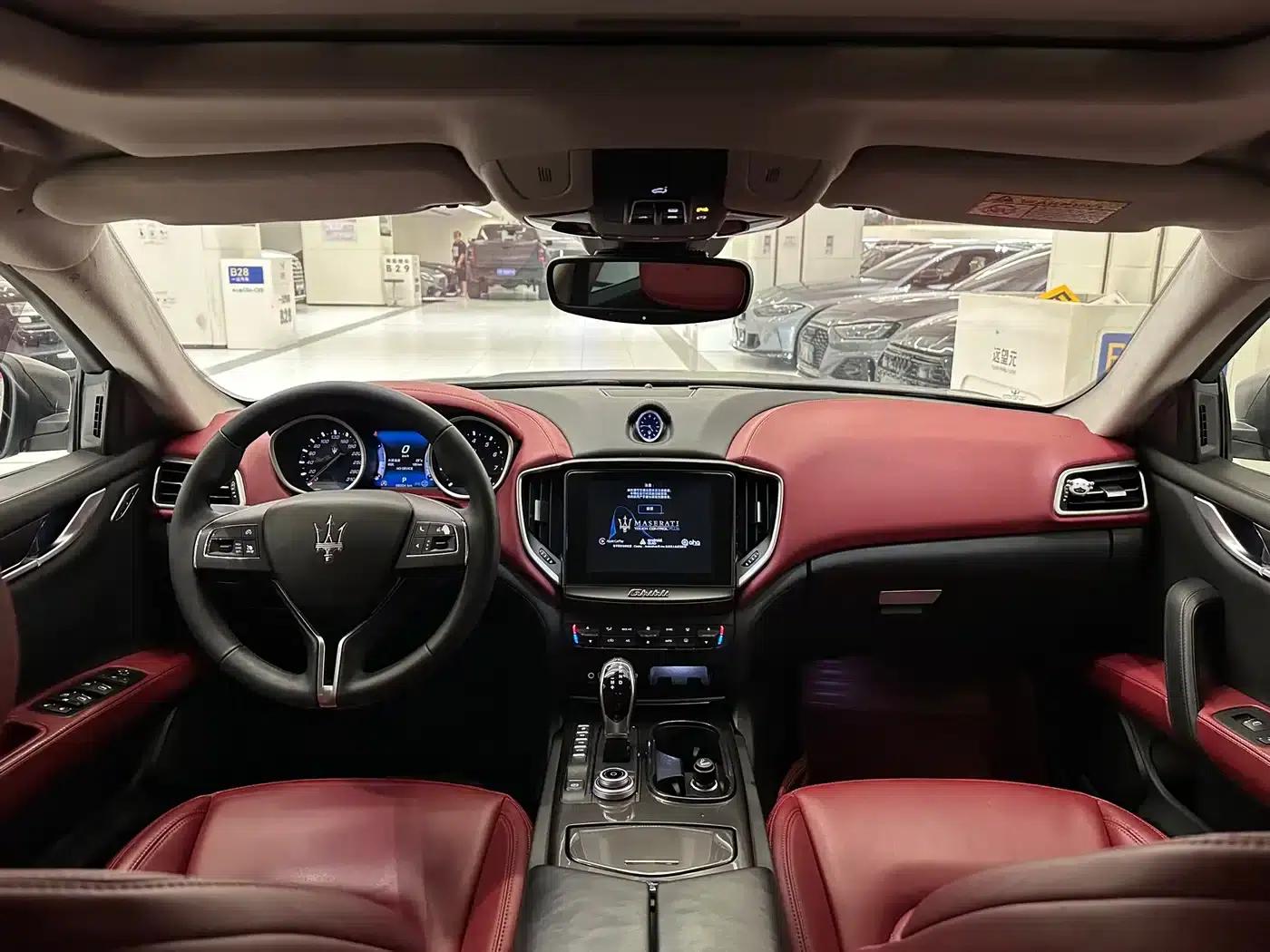 2017 Ghibli 3.0T Standard Edition — миниатюра 6