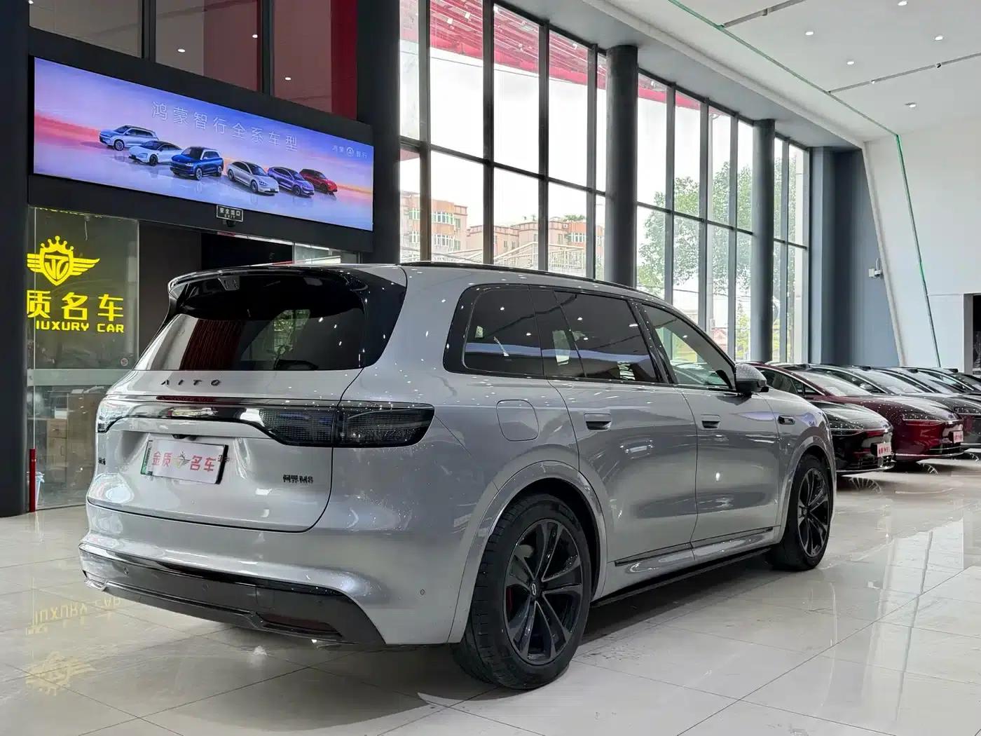 Wenjie M8 2025 Extended Range Ultra Edition 53.4kWh 5-Seat Version (192-line LiDAR) — миниатюра 19